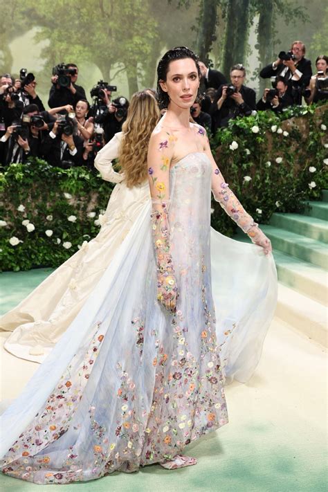 Rebecca Hall Hits 2024 Met Gala Red Carpet in Hand。